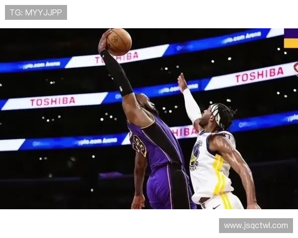 詹姆斯再次突破历史纪录 勇士、湖人季前赛精彩对决引发球迷热议
